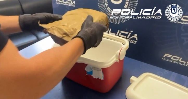 Detenido en Latina por llevar un kilo de cocaína en una nevera de playa