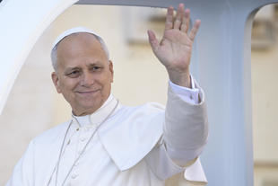 Almeida invita al Papa a Madrid y le entrega una figurita de la Virgen de la Almudena