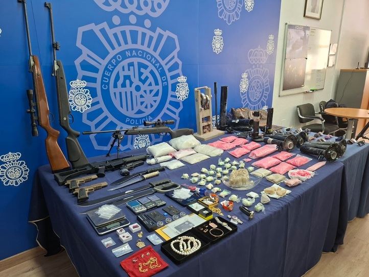 Droga, herramientas, armas y objetos de alta gama incautados a una organización criminal dedicada al tráfico de droga