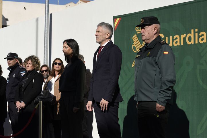 El ministro del Interior, Fernando Grande-Marlaska, y la directora general de la Guardia Civil, Mercedes González.