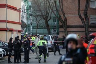 Servicios de emergencias trabajando en la zona de la explosión.