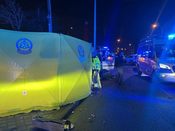 El vehículo implicado llegó a invadir la acera