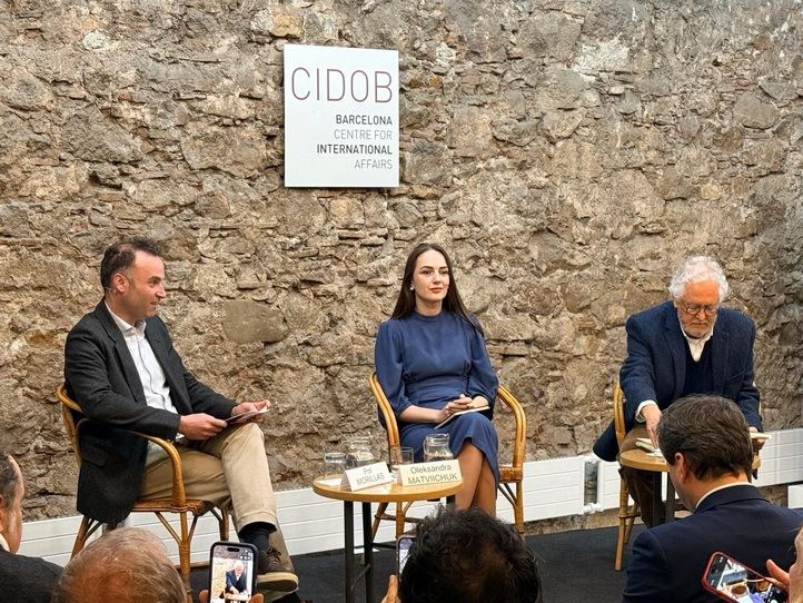 La abogada de Derechos Humanos ucraniana y premio Nobel de la Paz de 2022, Oleksandra Matviichuk, junto con el director del Cidob, Pol Morillas, y el escritor colombiano, Héctor Abad