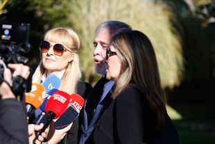 Natalia, Fernando y Cayetana Guillén Cuervo en el Tanatorio Parcesa La Paz de Alcobendas, para dar el último adiós a Gemma Cuervo