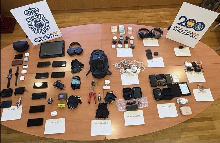 El conjunto de los objetos recuperados supera los 8.400 euros de valor.
