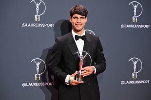 Carlos Alcaraz con el premio Laureus al mejor deportista del año