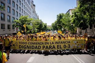 Manifestantes portan pancarta con lema 'Todo comienza en la infancia. .