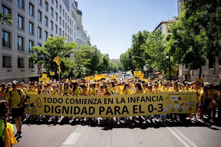 Manifestantes portan pancarta con lema 'Todo comienza en la infancia. .
