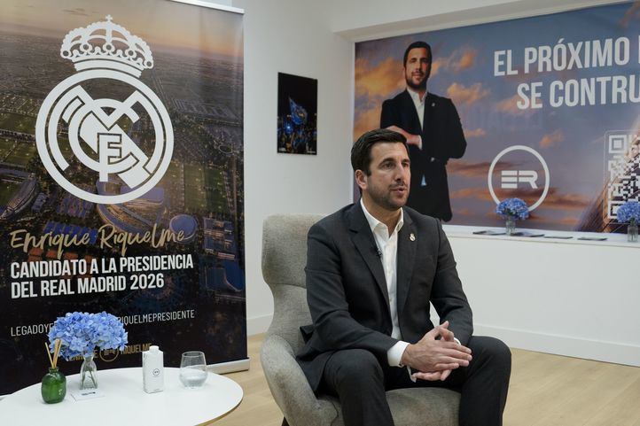 Enrique Riquelme, el candidato a la presidencia del Real Madrid, en su sede electoral.