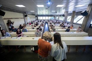 Alumnos en el primer examen de la PAU 2026, en la Facultad de Ciencias de la Información de la UCM.
