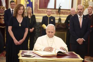 El Papa León XIV firma el libro de honor del Congreso.
