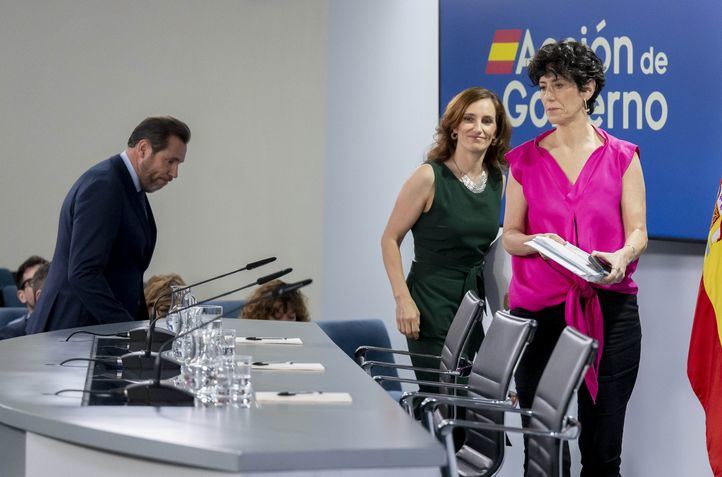 Óscar Puente, Mónica García y Elma Saiz en la rueda de prensa posterior al Consejo de Ministros.