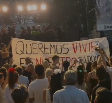 La Asamblea de Vivienda Príncipe Pío-Manzanares desplegó el sábado una pancarta en las fiestas de San Antonio de la Florida para reivindicar el derecho a la vivienda en medio de la crisis habitacional que vive la capital