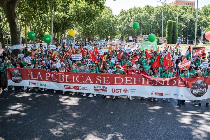 Numerosas personas sostienen una pancarta con el lema '¡La pública se defiende!' durante una manifestación en favor de la educación pública.