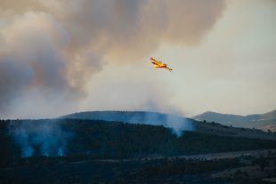 Un hidroavión trabaja en las tareas de extinción del incendio de Lozoyuela, a 16 de julio de 2026, en Lozoyuela,