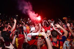 Aficionados celebran la conquista del Mundial tras la victoria contra Argentina.