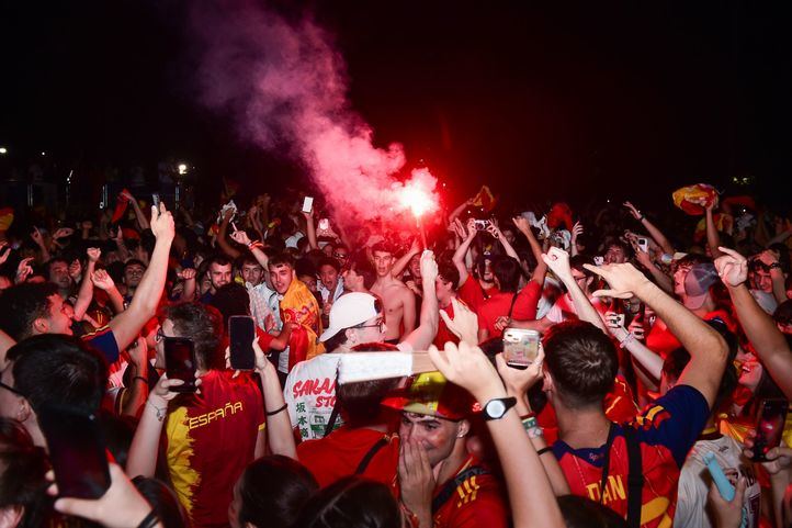 Aficionados celebran la conquista del Mundial tras la victoria contra Argentina.