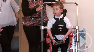 Tres niños prueban en su casa el primer exoesqueleto infantil