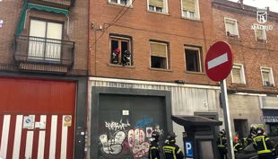 Bomberos de Madrid trabajan en el edificio de Usera donde se ha producido una explosión de gas