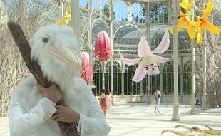 El Reina Sofía llena de flores gigantes el Palacio de Cristal del parque de El Retiro