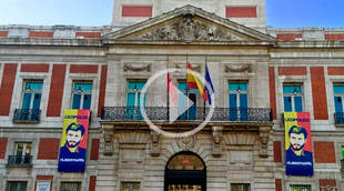 Cifuentes cuelga carteles en apoyo a Leopoldo López