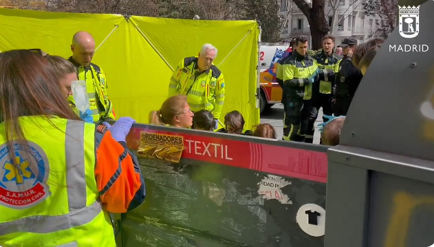 Fallece un hombre dentro de un contenedor de ropa