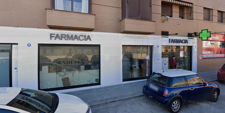 Farmacia que intentaba atracar el hombre que ha sido herido por la Policía en el barrio de Las Rosas