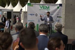 Joan Groizard, secretario de Estado de Energía, inaugurando la Feria del Vehículo Eléctrico de Madrid