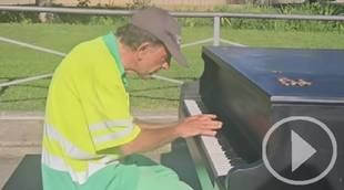 Un empleado municipal sorprende con su talento musical al piano