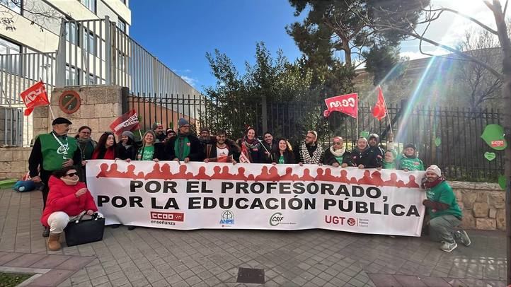 Los representantes sindicales en la mesa sectorial de Educación levantan su encierro