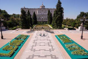 Decoración floral para la visita del Papa en los Jardines de Sabatini.
