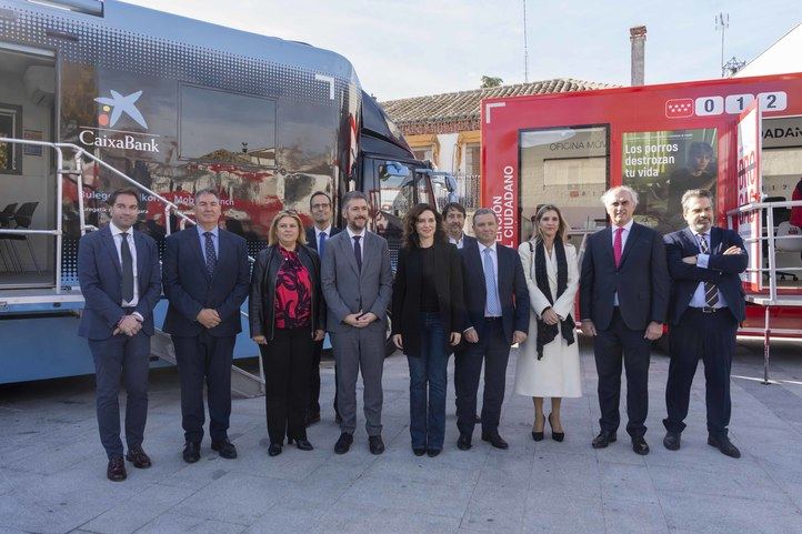 Foto de familia con la presidenta de la Comunidad de Madrid, Isabel Díaz Ayuso y el director de Instituciones, de CaixaBank, Juan Antonio Peña