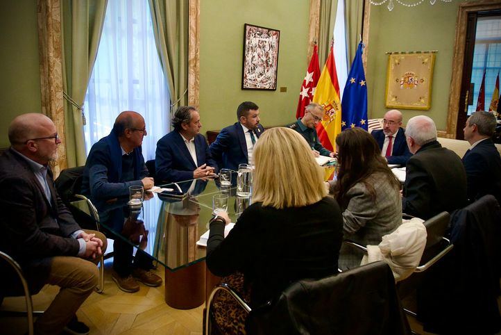 El delegado del Gobierno, Francisco Martín, se reúne con los alcaldes afectados por el desalojo del cuartel de la Guardia Civil en Torrelaguna
