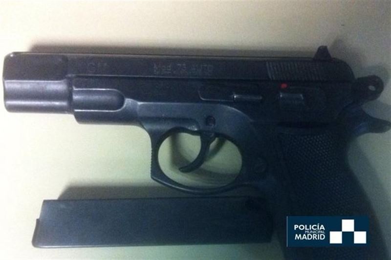 Detenido un hombre por golpear a su mujer con un arma simulada