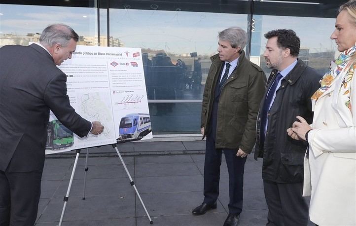 Ángel Garrido visita Rivas-Vaciamadrid con motivo de la reorganización de su servicio de transportes.