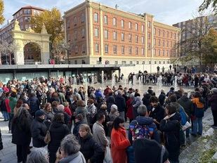 Protesta frente a la Junta de Retiro por el cierre del polideportivo Daoiz y Velarde