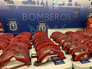 Los Bomberos de Madrid donan 90 gafas para uso sanitario al Hospital 12 de Octubre
