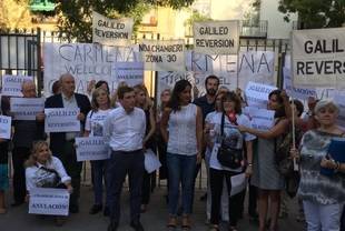 Vecinos de Chamberí se manifiestan para pedir una reversión total de la peatonalización de la calle Galileo