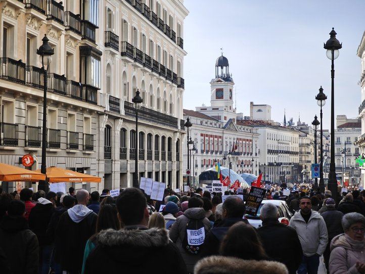 Imagen de la manifestación por la vivienda a su llegada a la Puerta del Sol.