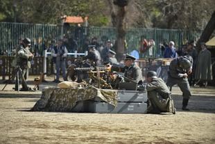 Tropas aliadas y fuerzas alemanas se enfrentan en una recreación histórica en Alcalá de Henares