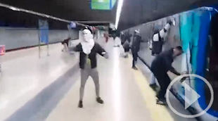 Así actúan los grafiteros que paran vagones de Metro para pintarlos