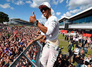 Hamilton reina bajo la lluvia y primer punto para Alonso