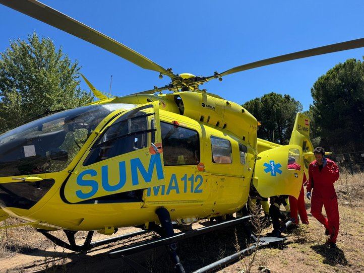 Un helicóptero del 112 traslada a un herido en las fiestas de Cercedilla