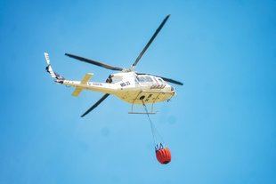 La Comunidad colabora c on tres helicópteros y dos dotaciones terrestres en el incendio de Navafría