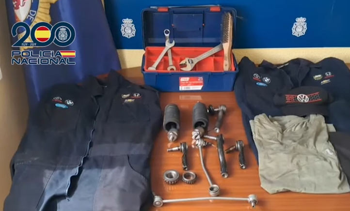 Herramientas y ropa de trabajo encontradas en la vivienda de los falsos mecánicos