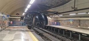 La incidencia se produjo a primera hora, cuando durante una revisión nocturna se localizó la caída de una lama del techo