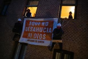 Dos activistas han amenazado con arrojarse al vacío en caso de que se ejecute el lanzamiento
