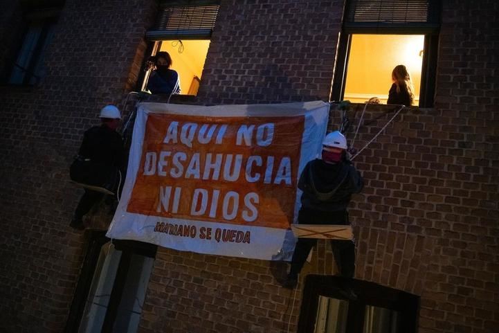 Dos activistas han amenazado con arrojarse al vacío en caso de que se ejecute el lanzamiento