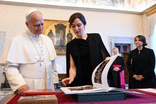 Ayuso ha entregado al Papa un libro sobre las tradiciones católicas de Madrid.