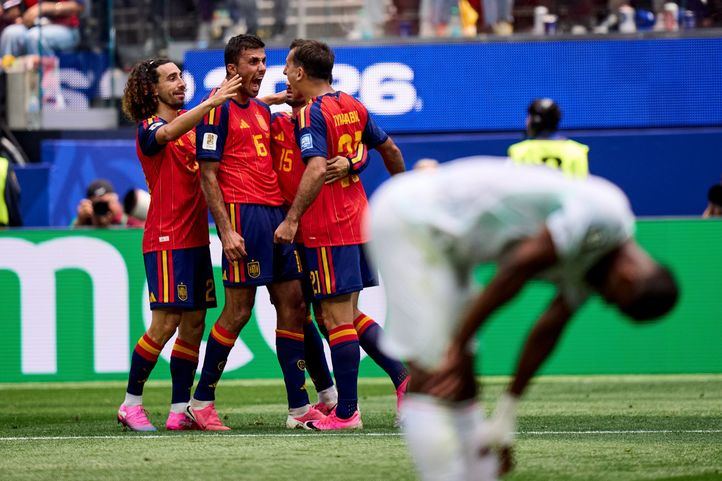 Los jugadores de la selección celebran el primer gol de Oyarzabal ante Suiza.